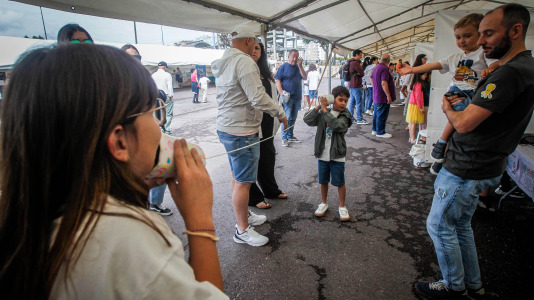 Más de 30 centros educativos sacaron la ciencia al paseo marítimo de O Burgo en la octava edición de la feria de ciencia escolar organizada por el CEIP Ría do Burgo y el Ayuntamiento de Culleredo.