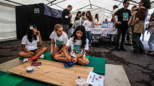 Más de 30 centros educativos sacaron la ciencia al paseo marítimo de O Burgo en la octava edición de la feria de ciencia escolar organizada por el CEIP Ría do Burgo y el Ayuntamiento de Culleredo.