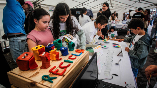 Más de 30 centros educativos sacaron la ciencia al paseo marítimo de O Burgo en la octava edición de la feria de ciencia escolar organizada por el CEIP Ría do Burgo y el Ayuntamiento de Culleredo.