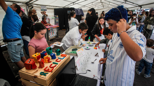 Más de 30 centros educativos sacaron la ciencia al paseo marítimo de O Burgo en la octava edición de la feria de ciencia escolar organizada por el CEIP Ría do Burgo y el Ayuntamiento de Culleredo.