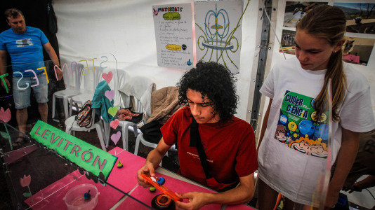 Más de 30 centros educativos sacaron la ciencia al paseo marítimo de O Burgo en la octava edición de la feria de ciencia escolar organizada por el CEIP Ría do Burgo y el Ayuntamiento de Culleredo.