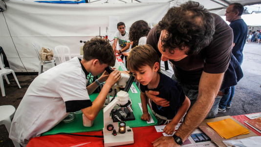 Más de 30 centros educativos sacaron la ciencia al paseo marítimo de O Burgo en la octava edición de la feria de ciencia escolar organizada por el CEIP Ría do Burgo y el Ayuntamiento de Culleredo.