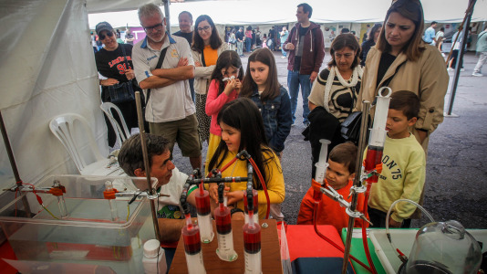 Más de 30 centros educativos sacaron la ciencia al paseo marítimo de O Burgo en la octava edición de la feria de ciencia escolar organizada por el CEIP Ría do Burgo y el Ayuntamiento de Culleredo.