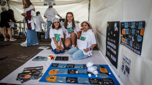 Más de 30 centros educativos sacaron la ciencia al paseo marítimo de O Burgo en la octava edición de la feria de ciencia escolar organizada por el CEIP Ría do Burgo y el Ayuntamiento de Culleredo.
