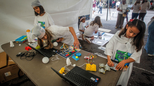 Más de 30 centros educativos sacaron la ciencia al paseo marítimo de O Burgo en la octava edición de la feria de ciencia escolar organizada por el CEIP Ría do Burgo y el Ayuntamiento de Culleredo.