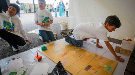 Más de 30 centros educativos sacaron la ciencia al paseo marítimo de O Burgo en la octava edición de la feria de ciencia escolar organizada por el CEIP Ría do Burgo y el Ayuntamiento de Culleredo.