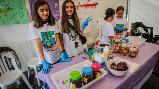 Más de 30 centros educativos sacaron la ciencia al paseo marítimo de O Burgo en la octava edición de la feria de ciencia escolar organizada por el CEIP Ría do Burgo y el Ayuntamiento de Culleredo.