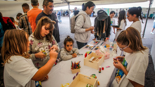 Más de 30 centros educativos sacaron la ciencia al paseo marítimo de O Burgo en la octava edición de la feria de ciencia escolar organizada por el CEIP Ría do Burgo y el Ayuntamiento de Culleredo.