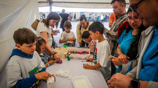 Más de 30 centros educativos sacaron la ciencia al paseo marítimo de O Burgo en la octava edición de la feria de ciencia escolar organizada por el CEIP Ría do Burgo y el Ayuntamiento de Culleredo.