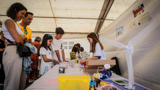 Más de 30 centros educativos sacaron la ciencia al paseo marítimo de O Burgo en la octava edición de la feria de ciencia escolar organizada por el CEIP Ría do Burgo y el Ayuntamiento de Culleredo.
