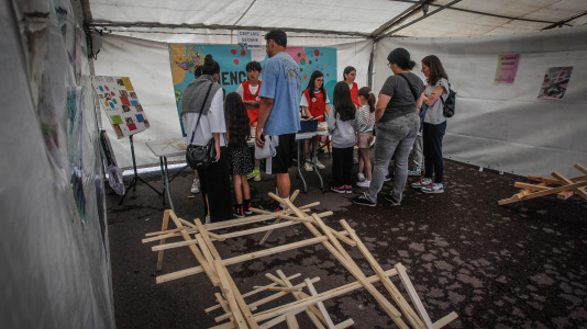 Más de 30 centros educativos sacaron la ciencia al paseo marítimo de O Burgo en la octava edición de la feria de ciencia escolar organizada por el CEIP Ría do Burgo y el Ayuntamiento de Culleredo.