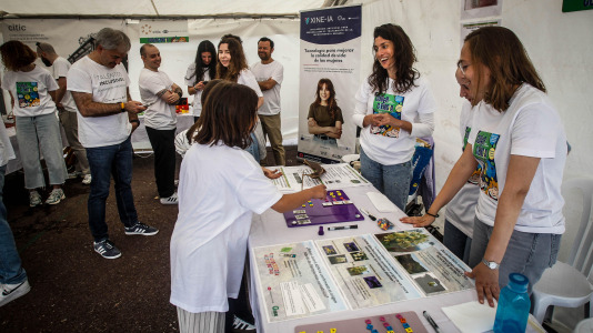 Más de 30 centros educativos sacaron la ciencia al paseo marítimo de O Burgo en la octava edición de la feria de ciencia escolar organizada por el CEIP Ría do Burgo y el Ayuntamiento de Culleredo.