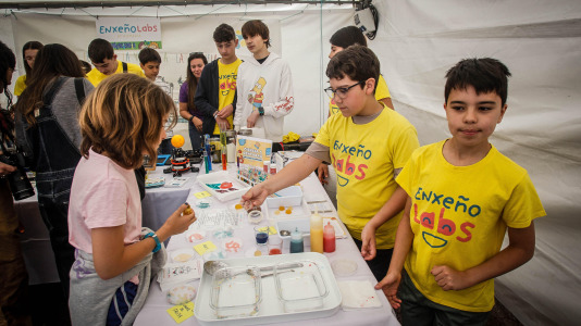 Más de 30 centros educativos sacaron la ciencia al paseo marítimo de O Burgo en la octava edición de la feria de ciencia escolar organizada por el CEIP Ría do Burgo y el Ayuntamiento de Culleredo.