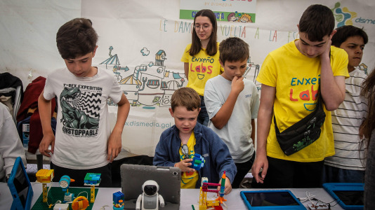 Más de 30 centros educativos sacaron la ciencia al paseo marítimo de O Burgo en la octava edición de la feria de ciencia escolar organizada por el CEIP Ría do Burgo y el Ayuntamiento de Culleredo.