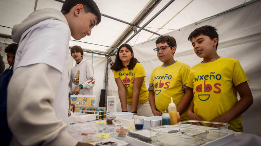 Más de 30 centros educativos sacaron la ciencia al paseo marítimo de O Burgo en la octava edición de la feria de ciencia escolar organizada por el CEIP Ría do Burgo y el Ayuntamiento de Culleredo.