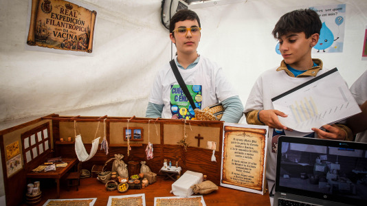 Más de 30 centros educativos sacaron la ciencia al paseo marítimo de O Burgo en la octava edición de la feria de ciencia escolar organizada por el CEIP Ría do Burgo y el Ayuntamiento de Culleredo.