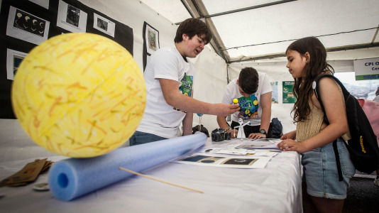 Más de 30 centros educativos sacaron la ciencia al paseo marítimo de O Burgo en la octava edición de la feria de ciencia escolar organizada por el CEIP Ría do Burgo y el Ayuntamiento de Culleredo.