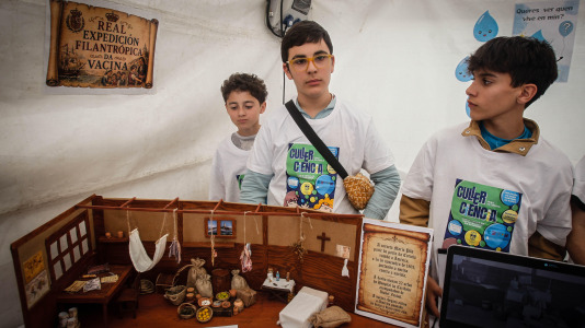 Más de 30 centros educativos sacaron la ciencia al paseo marítimo de O Burgo en la octava edición de la feria de ciencia escolar organizada por el CEIP Ría do Burgo y el Ayuntamiento de Culleredo.