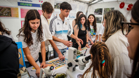 Más de 30 centros educativos sacaron la ciencia al paseo marítimo de O Burgo en la octava edición de la feria de ciencia escolar organizada por el CEIP Ría do Burgo y el Ayuntamiento de Culleredo.