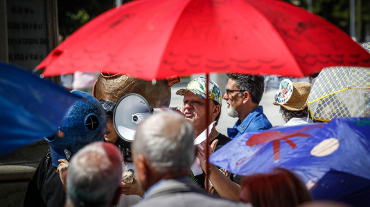 Docenas de personas marcharon este domingo, con paraguas pintados con motivos lugrisianos,  en pro del rescate de los murales que Urbano Lugrís pintó en el antiguo restaurante Fornos, en la calle Olmos