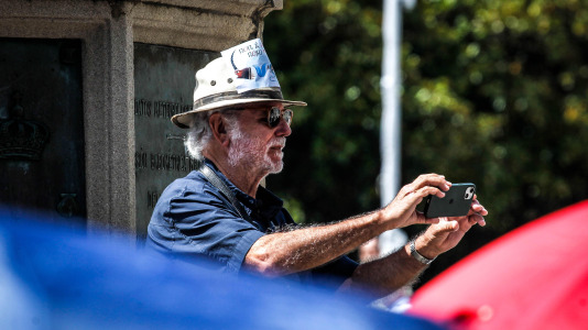 Docenas de personas marcharon este domingo, con paraguas pintados con motivos lugrisianos,  en pro del rescate de los murales que Urbano Lugrís pintó en el antiguo restaurante Fornos, en la calle Olmos