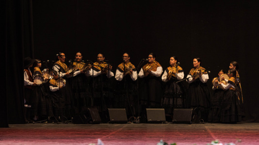 La asociación cultural Xarandaina volvió a llenar el Palacio de la Ópera, y también sus alrededores, de música y baile. Lo hizo con su habitual concurso de baile tradicional, que ya celebra su edición número 44, con el apoyo del Ayuntamiento de A Coruña y de la Diputación provincial