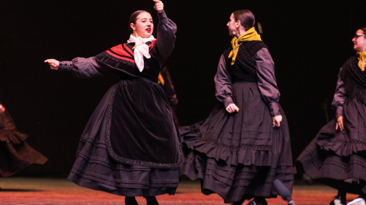 La asociación cultural Xarandaina volvió a llenar el Palacio de la Ópera, y también sus alrededores, de música y baile. Lo hizo con su habitual concurso de baile tradicional, que ya celebra su edición número 44, con el apoyo del Ayuntamiento de A Coruña y de la Diputación provincial