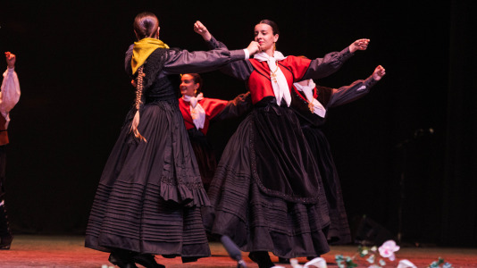 La asociación cultural Xarandaina volvió a llenar el Palacio de la Ópera, y también sus alrededores, de música y baile. Lo hizo con su habitual concurso de baile tradicional, que ya celebra su edición número 44, con el apoyo del Ayuntamiento de A Coruña y de la Diputación provincial