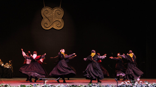 La asociación cultural Xarandaina volvió a llenar el Palacio de la Ópera, y también sus alrededores, de música y baile. Lo hizo con su habitual concurso de baile tradicional, que ya celebra su edición número 44, con el apoyo del Ayuntamiento de A Coruña y de la Diputación provincial