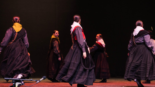 La asociación cultural Xarandaina volvió a llenar el Palacio de la Ópera, y también sus alrededores, de música y baile. Lo hizo con su habitual concurso de baile tradicional, que ya celebra su edición número 44, con el apoyo del Ayuntamiento de A Coruña y de la Diputación provincial