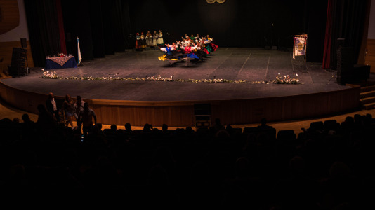 La asociación cultural Xarandaina volvió a llenar el Palacio de la Ópera, y también sus alrededores, de música y baile. Lo hizo con su habitual concurso de baile tradicional, que ya celebra su edición número 44, con el apoyo del Ayuntamiento de A Coruña y de la Diputación provincial