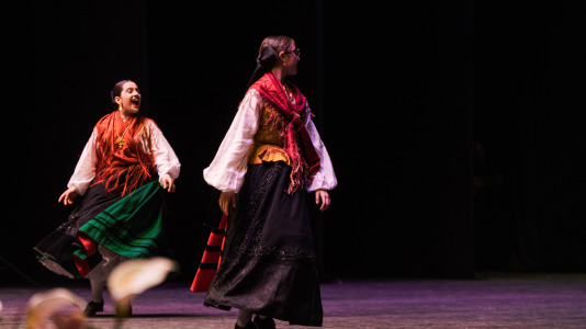 La asociación cultural Xarandaina volvió a llenar el Palacio de la Ópera, y también sus alrededores, de música y baile. Lo hizo con su habitual concurso de baile tradicional, que ya celebra su edición número 44, con el apoyo del Ayuntamiento de A Coruña y de la Diputación provincial