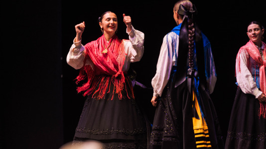 La asociación cultural Xarandaina volvió a llenar el Palacio de la Ópera, y también sus alrededores, de música y baile. Lo hizo con su habitual concurso de baile tradicional, que ya celebra su edición número 44, con el apoyo del Ayuntamiento de A Coruña y de la Diputación provincial