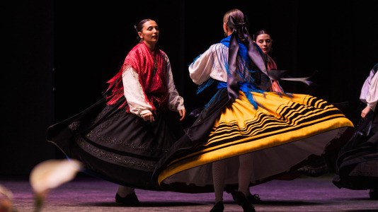La asociación cultural Xarandaina volvió a llenar el Palacio de la Ópera, y también sus alrededores, de música y baile. Lo hizo con su habitual concurso de baile tradicional, que ya celebra su edición número 44, con el apoyo del Ayuntamiento de A Coruña y de la Diputación provincial