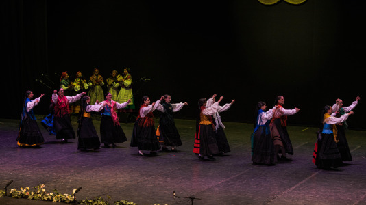 La asociación cultural Xarandaina volvió a llenar el Palacio de la Ópera, y también sus alrededores, de música y baile. Lo hizo con su habitual concurso de baile tradicional, que ya celebra su edición número 44, con el apoyo del Ayuntamiento de A Coruña y de la Diputación provincial
