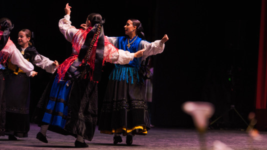 La asociación cultural Xarandaina volvió a llenar el Palacio de la Ópera, y también sus alrededores, de música y baile. Lo hizo con su habitual concurso de baile tradicional, que ya celebra su edición número 44, con el apoyo del Ayuntamiento de A Coruña y de la Diputación provincial