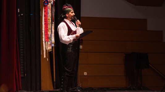 La asociación cultural Xarandaina volvió a llenar el Palacio de la Ópera, y también sus alrededores, de música y baile. Lo hizo con su habitual concurso de baile tradicional, que ya celebra su edición número 44, con el apoyo del Ayuntamiento de A Coruña y de la Diputación provincial