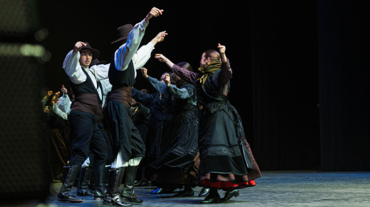 La asociación cultural Xarandaina volvió a llenar el Palacio de la Ópera, y también sus alrededores, de música y baile. Lo hizo con su habitual concurso de baile tradicional, que ya celebra su edición número 44, con el apoyo del Ayuntamiento de A Coruña y de la Diputación provincial