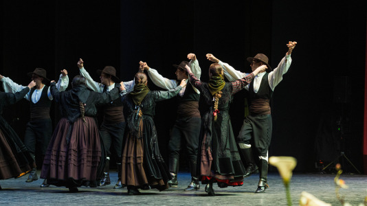 La asociación cultural Xarandaina volvió a llenar el Palacio de la Ópera, y también sus alrededores, de música y baile. Lo hizo con su habitual concurso de baile tradicional, que ya celebra su edición número 44, con el apoyo del Ayuntamiento de A Coruña y de la Diputación provincial