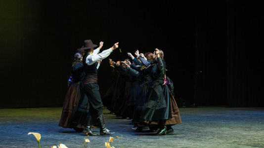 La asociación cultural Xarandaina volvió a llenar el Palacio de la Ópera, y también sus alrededores, de música y baile. Lo hizo con su habitual concurso de baile tradicional, que ya celebra su edición número 44, con el apoyo del Ayuntamiento de A Coruña y de la Diputación provincial
