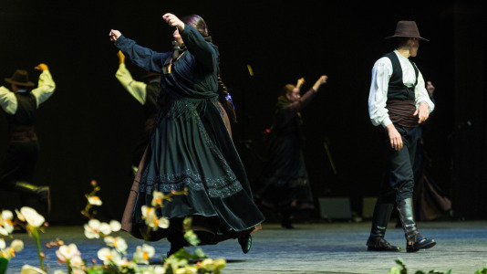 La asociación cultural Xarandaina volvió a llenar el Palacio de la Ópera, y también sus alrededores, de música y baile. Lo hizo con su habitual concurso de baile tradicional, que ya celebra su edición número 44, con el apoyo del Ayuntamiento de A Coruña y de la Diputación provincial
