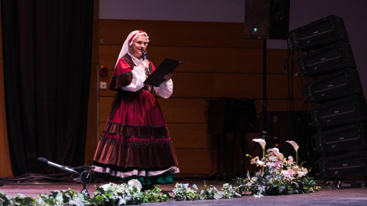 La asociación cultural Xarandaina volvió a llenar el Palacio de la Ópera, y también sus alrededores, de música y baile. Lo hizo con su habitual concurso de baile tradicional, que ya celebra su edición número 44, con el apoyo del Ayuntamiento de A Coruña y de la Diputación provincial