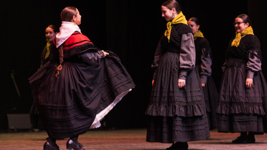 La asociación cultural Xarandaina volvió a llenar el Palacio de la Ópera, y también sus alrededores, de música y baile. Lo hizo con su habitual concurso de baile tradicional, que ya celebra su edición número 44, con el apoyo del Ayuntamiento de A Coruña y de la Diputación provincial
