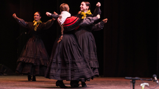 La asociación cultural Xarandaina volvió a llenar el Palacio de la Ópera, y también sus alrededores, de música y baile. Lo hizo con su habitual concurso de baile tradicional, que ya celebra su edición número 44, con el apoyo del Ayuntamiento de A Coruña y de la Diputación provincial