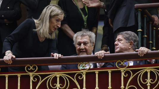Los exministros del PP, Ana Pastor (i) y Federico Trillo (d) y el expresidente del Congreso del PP, Jesús Posada (c) toman asiento a su llegada al Congreso de los diputados donde el papa León XIV