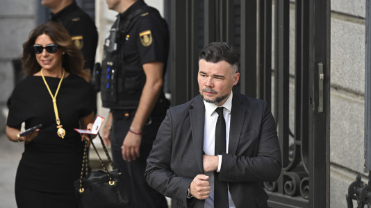 El portavoz de ERC, Gabriel Rufián a su llegada al Congreso de los diputados donde el papa León XIV pronuncia un discurso