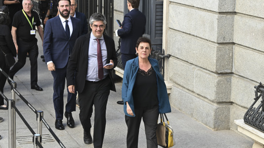 Los diputados de EH Bildu Mertxe Aizpurua, y Jon Inarritu (i) a su llegada al Congreso de los diputados donde el papa León XIV pronuncia este lunes un esperado e histórico discurso en las Cortes durante su visita a España