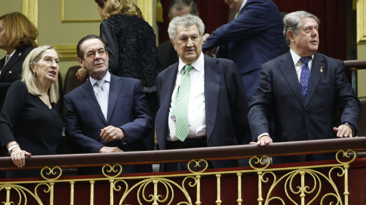 Los ex presidente del Congreso Federico Trillo (d) (VI Legislatura), Jesús Posada (X Legislatura) y Ana Pastor (XII Legislatura) y José Bono (IX Legistura) en la tribuna de invitados del Congreso donde el papa León XIV pronuncia este lunes un esperado e histórico discurso en las Cortes durante su visita a España