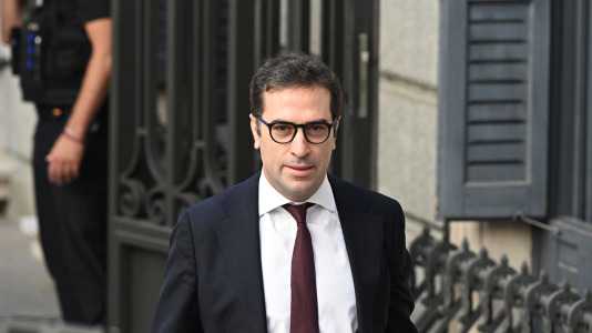 El vicepresidente primero y ministro de Economía, Comercio y Empresa, Carlos Cuerpo a su llegada al Congreso de los diputados donde el papa León XIV pronuncia este lunes un esperado e histórico discurso en las Cortes durante su visita a España