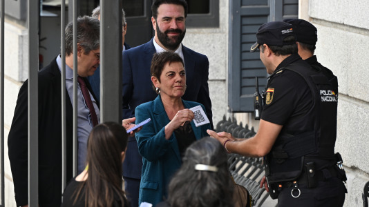 Los diputados de EH Bildu Mertxe Aizpurua, y Jon Inarritu (d) a su llegada al Congreso de los diputados donde el papa León XIV pronuncia este lunes un esperado e histórico discurso en las Cortes durante su visita a España